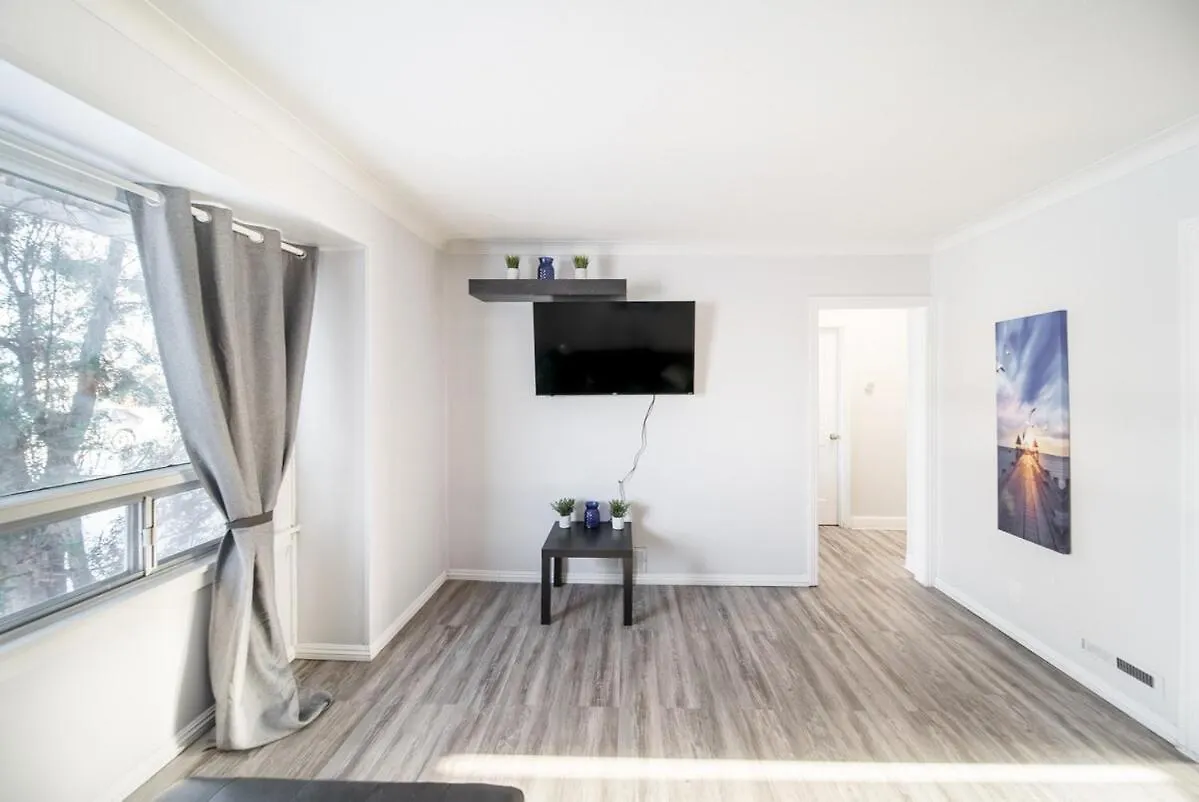 2 Bedroom Home In A Prime Location Winnipeg Holiday home