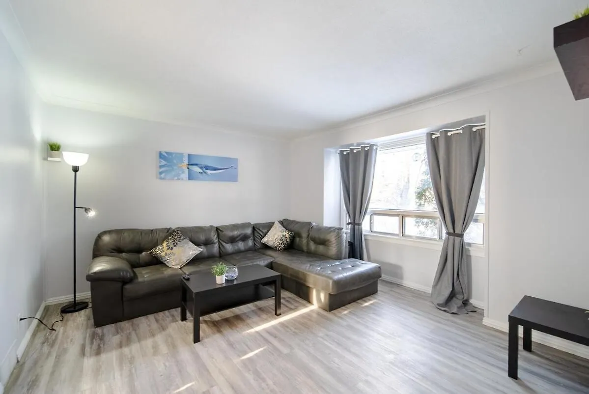 2 Bedroom Home In A Prime Location Winnipeg 0*,  Canadá